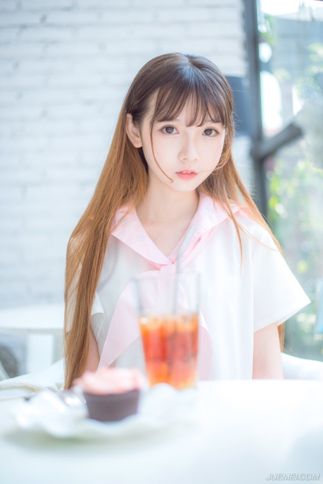 “诡计？”吕蒙翻了翻白眼，指了指周围道：“能有什么诡计？还是他们的人都在水底下埋伏着？这艘船吃水不深，里面就算有人，都不会超过十个，快去把船拖过来。”